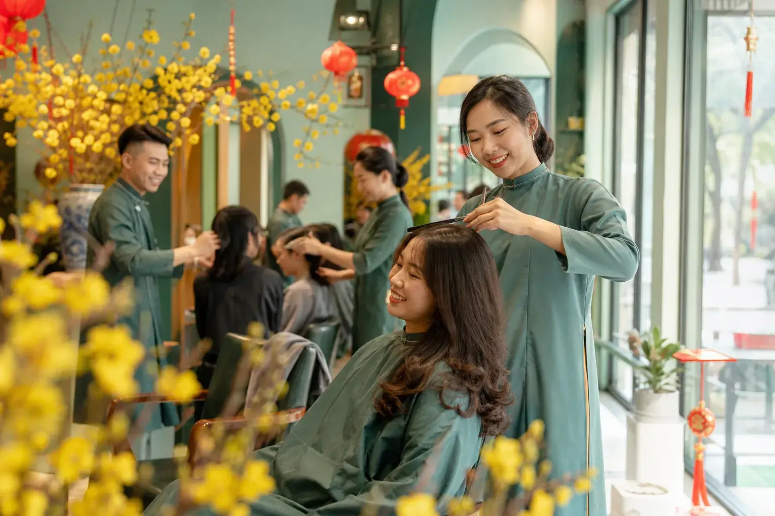 Salon rộn ràng trước Tết với hoa mai và đèn lồng đỏ