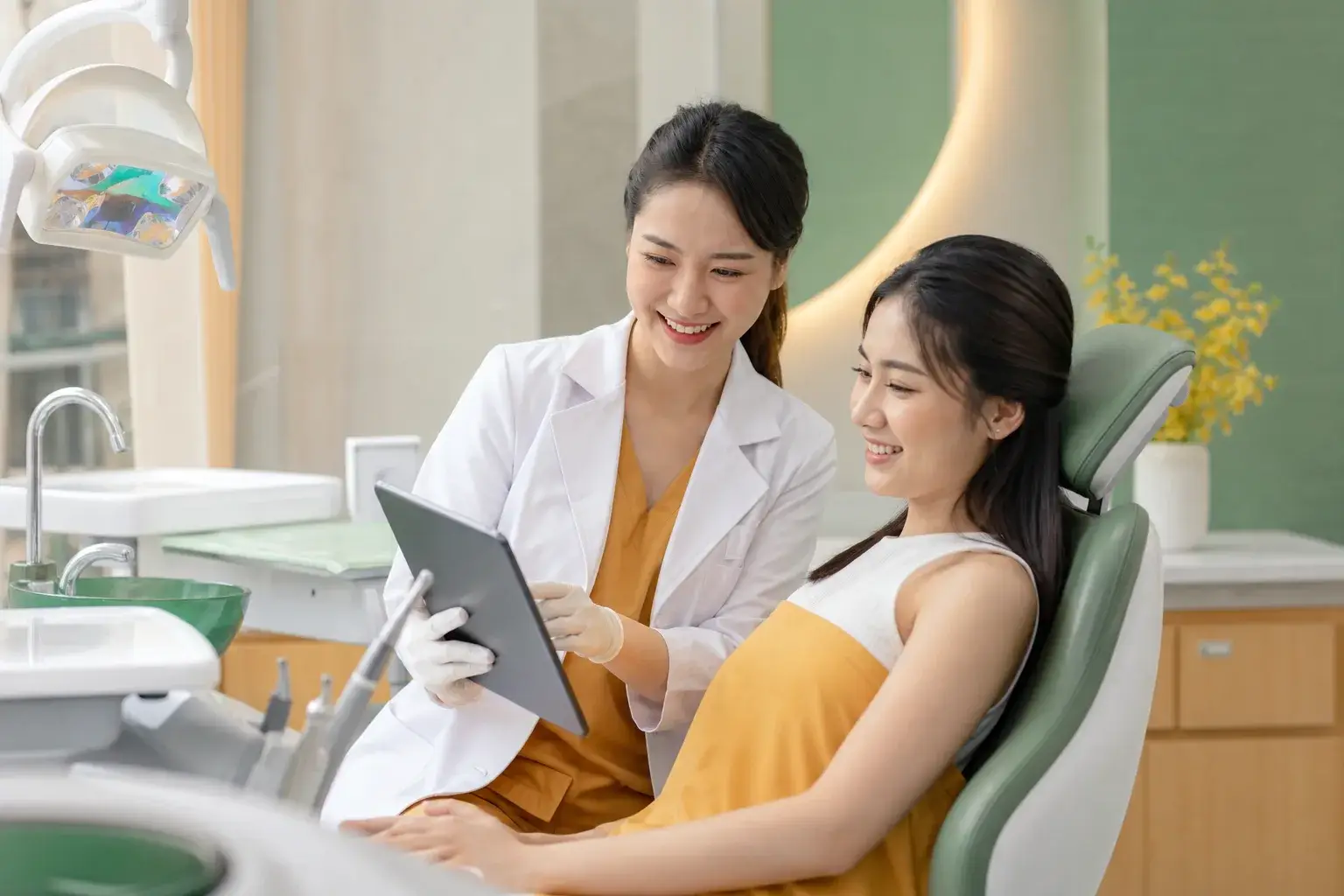 Ghế nha khoa và đèn khám trong một phòng khám sáng sủa tại TP.HCM