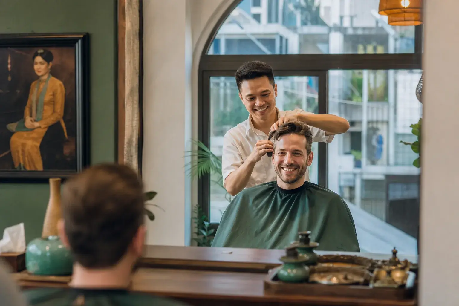 Barber Việt Nam cắt tóc cho khách nước ngoài trong tiệm nhà phố Sài Gòn