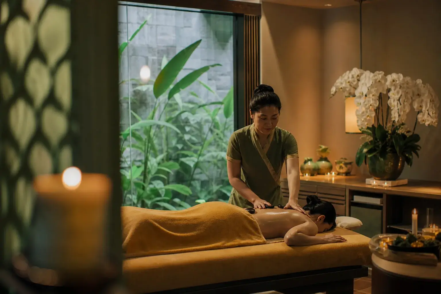 Phòng massage yên tĩnh với nến và đá nóng tại TP.HCM